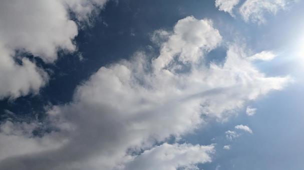 青い空と雲と太陽の風景 青い空と雲と太陽の風景の写真