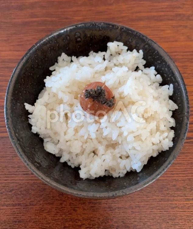 あきたこまち五分突きご飯に鰹梅の茶碗飯 茶碗飯,朝ご飯,あきたこまちの写真素材