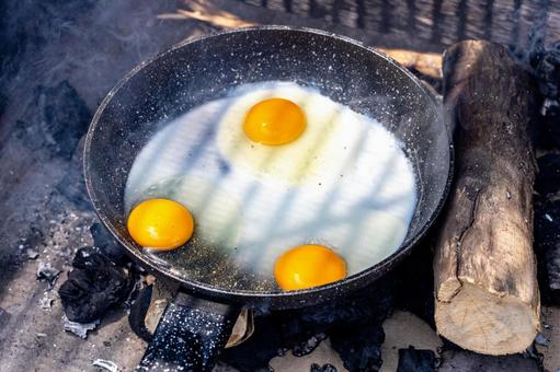 上から見た調理中の目玉焼き 目玉焼き,焼く,フライパンの写真素材