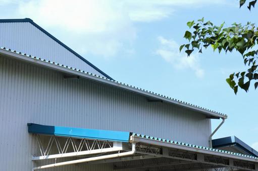 物流倉庫・運送業事務所  トタン屋根と空 倉庫,運送,会社の写真素材