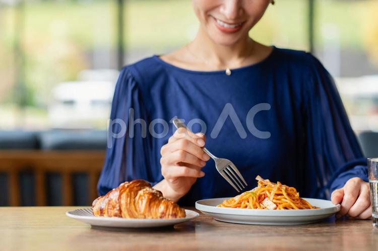 カフェで昼食を食べるミドルの女性 女性,日本人,ミドルの写真素材