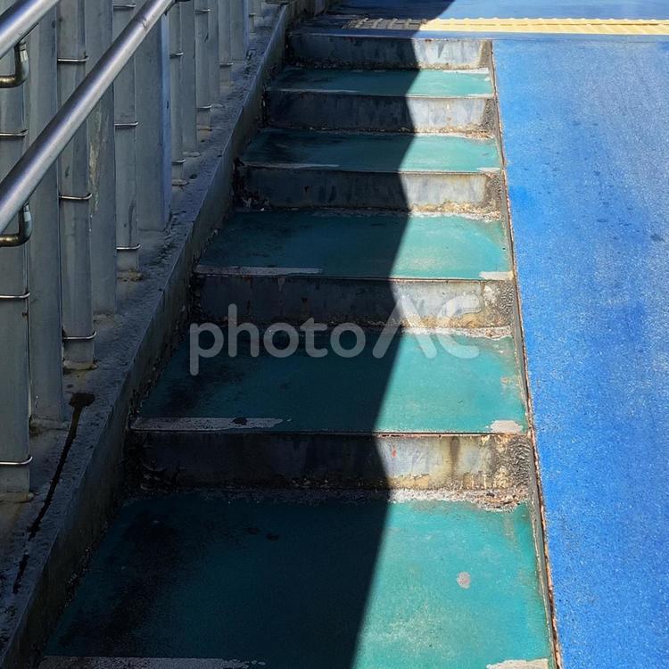 歩道橋の階段 スロープ,のぼる,わたるの写真素材