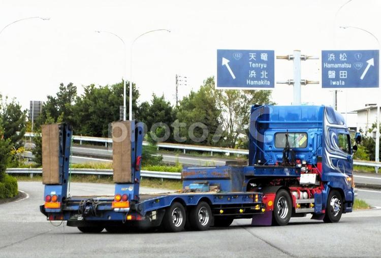 東名高速道路分岐点の青いトラック トラック,運送,運輸業の写真素材