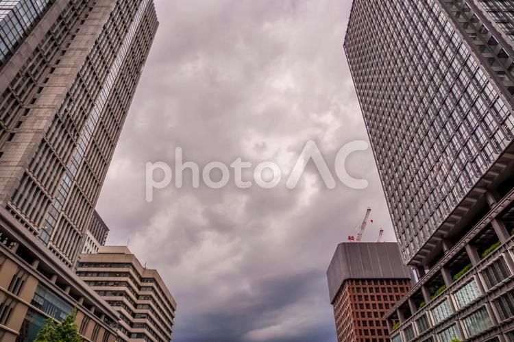 曇り空とビルの群れ 雲,ビル,空の写真素材