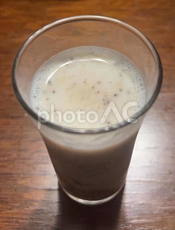 牛乳りんご酢に黒大豆きな粉と黒すり胡麻 牛乳りんご酢,牛乳,りんご酢の写真素材