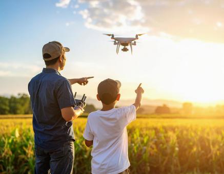 自然の中でドローンと操縦をする人の写真