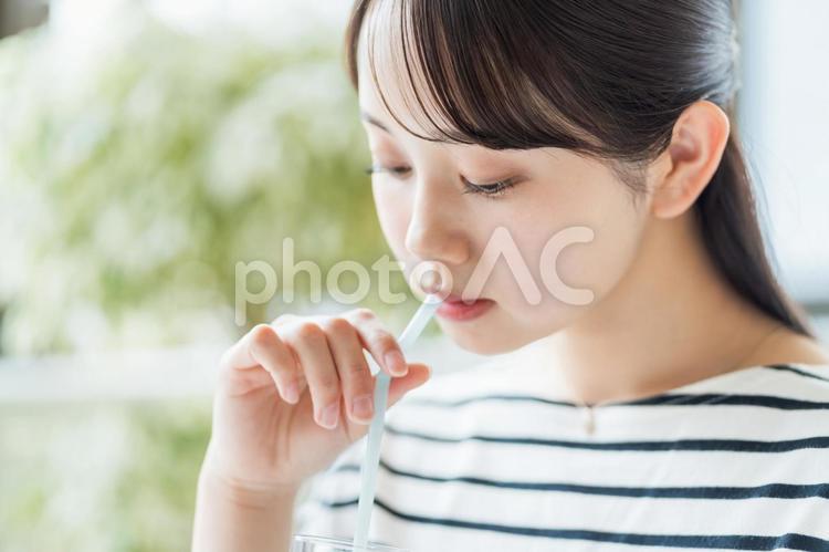 カフェで待ち合わせをする女子大学生。 女性,カフェ,待ち合わせの写真素材