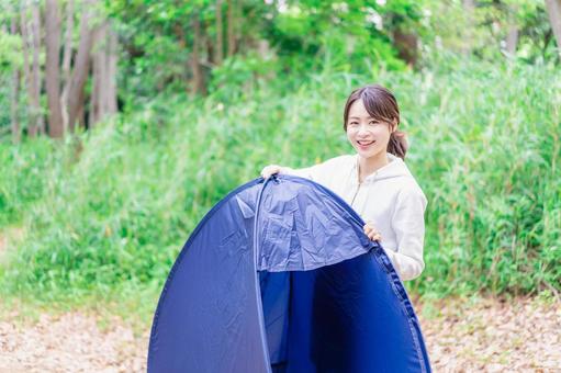 ソロキャンプを楽しむ若い女性 ソロキャンプを楽しむ若い女性 ワーケーション,生活,日本人の写真素材