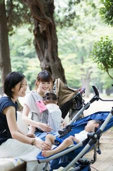 ママ友 母親 育児 ママ友 母親 育児 ママ友,公園,男性の写真素材
