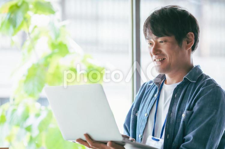 テレワーク・服装自由な会社で働く会社員 テレワーク,リモートワーク,ノートパソコンの写真素材