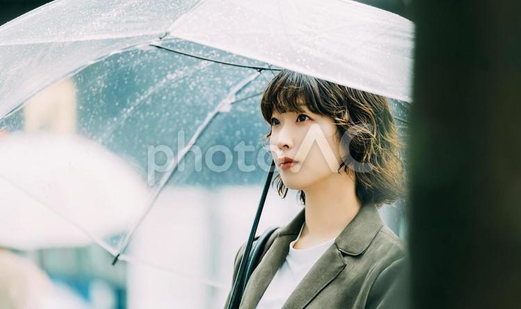 雨の中で傘をさす女性（梅雨・6月） 雨,梅雨,6月の写真素材
