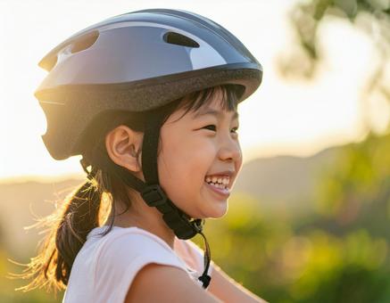 自転車用ヘルメットをかぶる女の子 自転車用ヘルメットをかぶる女の子の写真