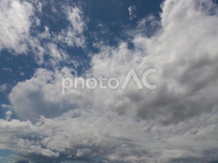 六月の午前の空/7 晴れ,雲,曇りの写真素材