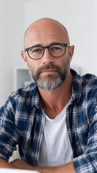 眼鏡をかけた男性 眼鏡をかけた男性の写真