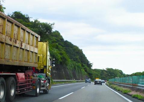 産業廃棄物トレーラーを追い越し 産業廃棄物トレーラーを追い越し トレーラー,追い越し,産業廃棄物の写真素材
