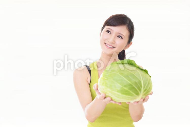 野菜を持つ笑顔の女性 女性,女,キャベツの写真素材