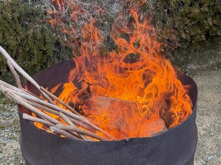 ドラム缶で焚き火をする ドラム缶で焚き火をするの写真