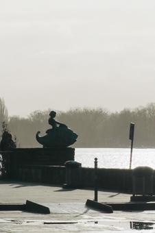ヨーロッパの公園にある銅像と池 銅像,池,公園の写真素材