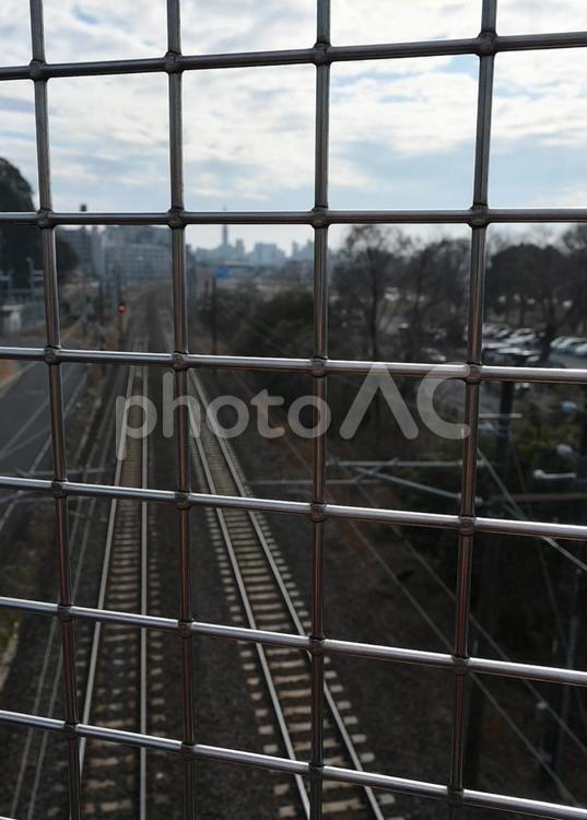 フェンス越しの線路 フェンス,線路,鉄の写真素材