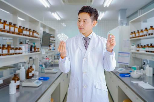 薬と白衣の男性 男性,薬剤師,科学者の写真素材