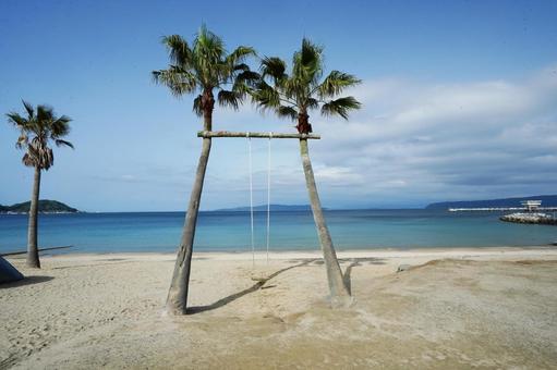 福岡 糸島 ヤシの木ブランコ2 ヤシの木ブランコ,椰子,ヤシの写真素材