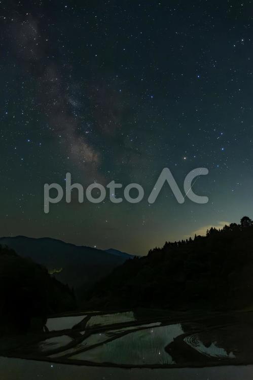 棚田と天の川、時々流れ星 天の川,棚田,流れ星の写真素材