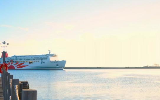 朝日を浴びて入港するフェリー② 朝日を浴びて入港するフェリー②の写真