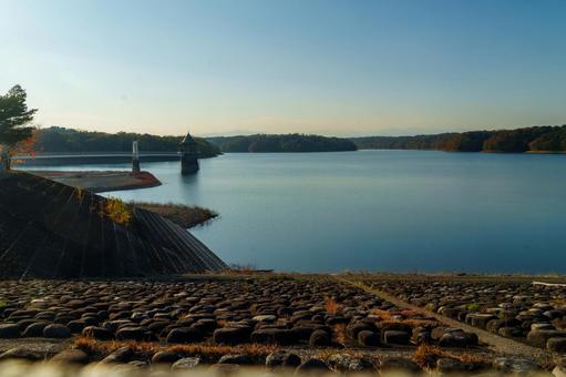 夕方の狭山湖の取水塔 狭山湖,取水塔,紅葉の写真素材