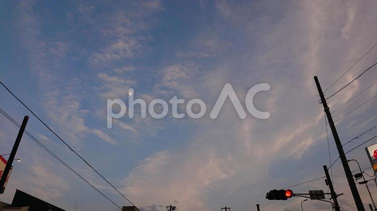 夕焼けに現れる月 夕焼け,夕暮れ,月の写真素材