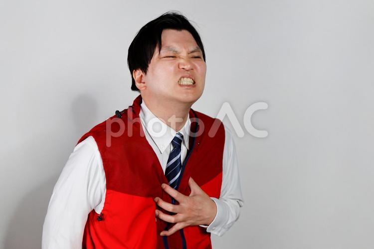 胸の痛みに苦しむ男性 男性,痛み,胸痛の写真素材