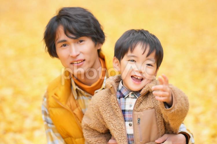 カメラ目線の息子と父親のアップ 男性,男の子,父の写真素材