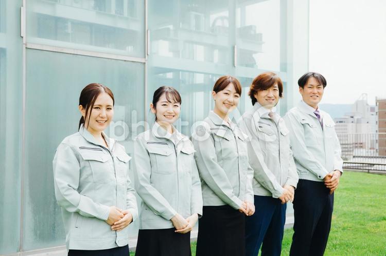 作業着をきた会社員（屋上・5人） エンジニア,工場,作業服の写真素材