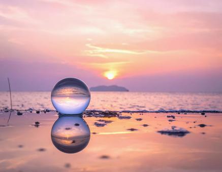 ピンク色背景と海と水玉 ピンク色背景と海と水玉の写真