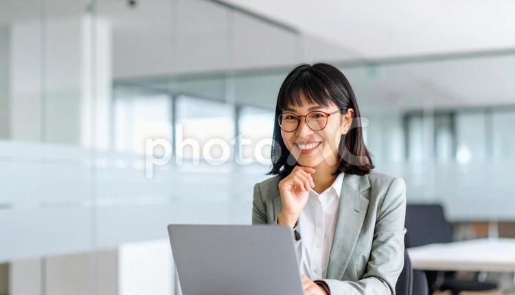 パソコンと笑顔の女性 パソコン,笑顔,女性の写真素材