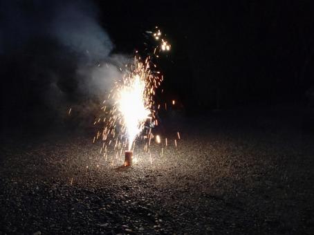 色が変わる前の噴き出し花火 色が変わる前の噴き出し花火の写真