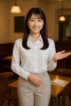 洋食屋さんで働く笑顔の素敵な女性 洋食屋さんで働く笑顔の素敵な女性の写真