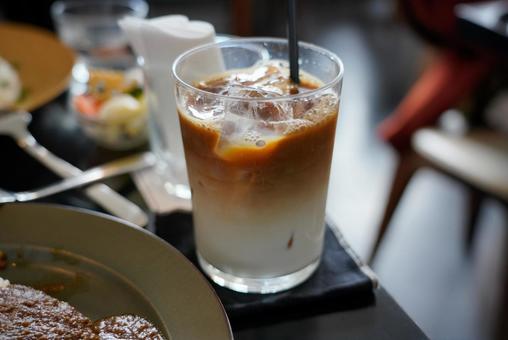 ランチタイムのアイスカフェラテ アイスカフェラテ,カフェラテ,コーヒーの写真素材