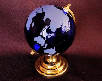 手のひらの世界 地球儀,インテリア,地球の写真素材