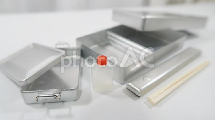昭和レトロなアルミお弁当箱と醤油、タレ入れ アルミ,お弁当箱,弁当箱の写真素材