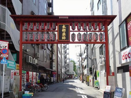 本郷薬師の門 本郷薬師の門の写真