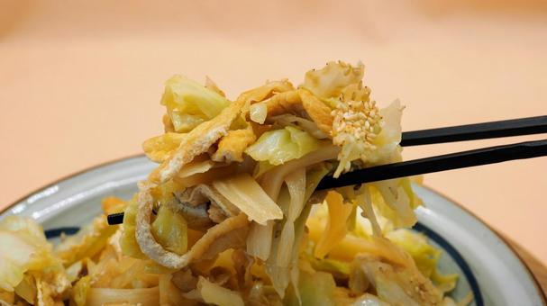 キャベツと油揚げのオイスターソース炒め キャベツ,油揚げ,オイスターソース炒めの写真素材