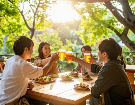 楽しい会話と美味しいビールの写真