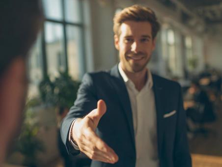 外国人男性が握手の手を差し出しているの写真