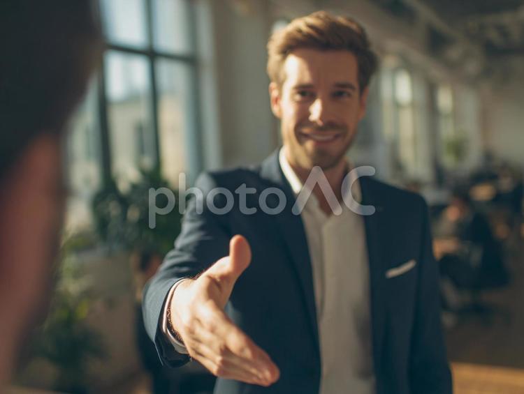 外国人男性が握手の手を差し出している 外国人,男性,手の写真素材