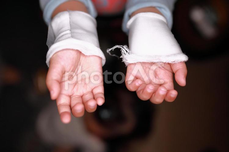 怪我をした子供の手 包帯,怪我,手首の写真素材