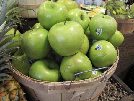 ハワイホールフーズに並ぶグリーンアップル りんご,グリーンアップル,青りんごの写真素材