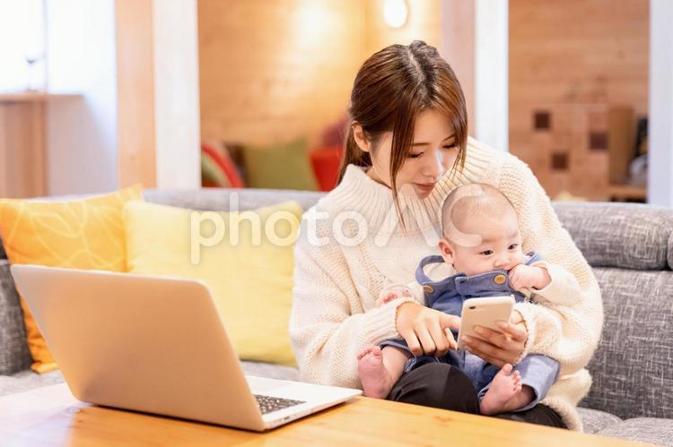 出産後に仕事する女性（リモートワーク） 母親,ママ,スマホの写真素材