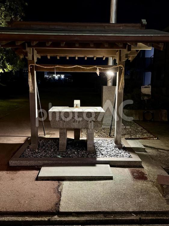 夜のあわら市　薬師神社　手水 自然,手水,お清めの写真素材