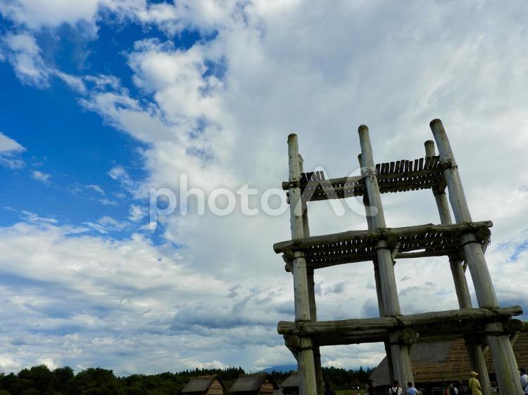 真夏の空の下の三内丸山遺跡 三内丸山遺跡,青森市,縄文時代の写真素材