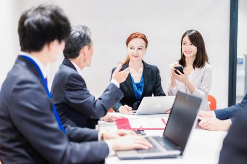 国際会議で通訳をする女性 国際会議で通訳をする女性 pc,交流,通訳の写真素材